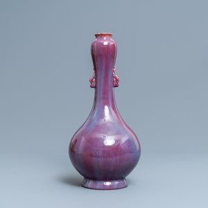A Chinese monochrome flambé-glazed garlic head vase, 19th C. — 照片 1