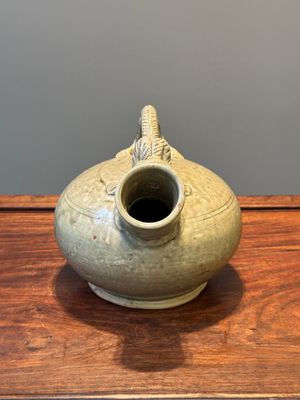 A Chinese monochrome-glazed Yaozhou kiln ewer, Tang or later — 照片 2