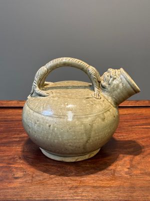 A Chinese monochrome-glazed Yaozhou kiln ewer, Tang or later — 照片 3