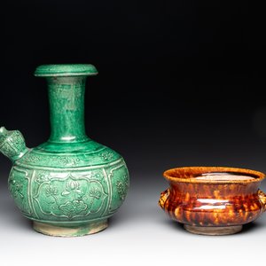 A Chinese monochrome green-glazed kendi and a brown-glazed censer, Qing — 照片 2