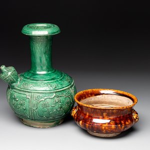 A Chinese monochrome green-glazed kendi and a brown-glazed censer, Qing — foto 1