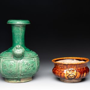 A Chinese monochrome green-glazed kendi and a brown-glazed censer, Qing — foto 3