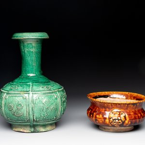 A Chinese monochrome green-glazed kendi and a brown-glazed censer, Qing — foto 5