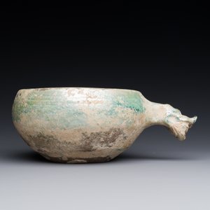A Chinese monochrome green-glazed pottery scoop, Han — photo 2