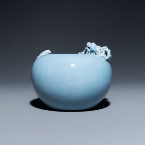 A Chinese monochrome lavender-blue brush washer with a dragon, Yongzheng mark, 19th C. — photo 3