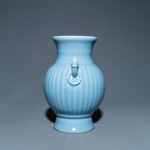 A Chinese monochrome lavender-blue vase, Qianlong mark, Republic — 照片 2