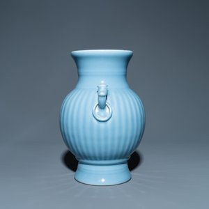A Chinese monochrome lavender-blue vase, Qianlong mark, Republic — 照片 4