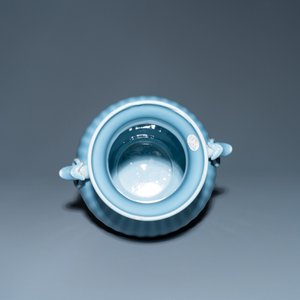 A Chinese monochrome lavender-blue vase, Qianlong mark, Republic — 照片 5