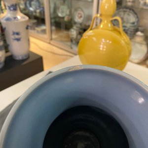 A Chinese monochrome lavender-blue vase, Qianlong mark, Republic — 照片 7