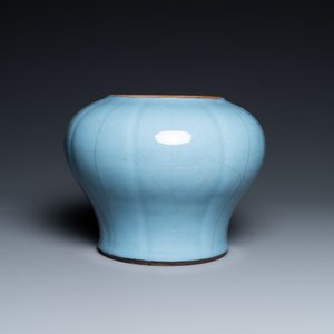 A Chinese monochrome lavender-blue vase, Qianlong — 照片 2