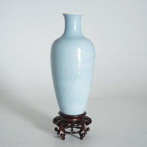 A Chinese monochrome lavender-blue vase with underglaze design, Yongzheng mark, 19th C. — 照片 8