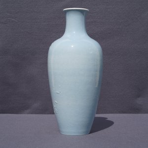 A Chinese monochrome lavender-blue vase with underglaze design, Yongzheng mark, 19/20th C. — photo 16