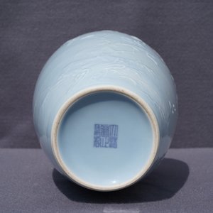 A Chinese monochrome lavender-blue vase with underglaze design, Yongzheng mark, 19/20th C. — photo 17