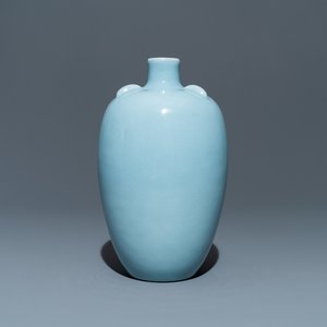 A Chinese monochrome lavender-blue vase, Yongzheng mark, Republic — 照片 1