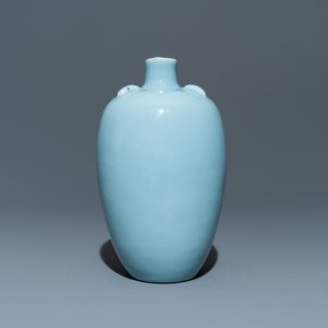 A Chinese monochrome lavender-blue vase, Yongzheng mark, Republic — 照片 2