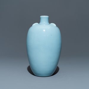 A Chinese monochrome lavender-blue vase, Yongzheng mark, Republic — 照片 3