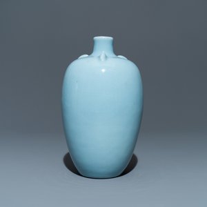 A Chinese monochrome lavender-blue vase, Yongzheng mark, Republic — 照片 4