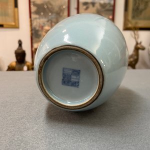 A Chinese monochrome lavender-blue vase, Yongzheng mark, Republic — 照片 10
