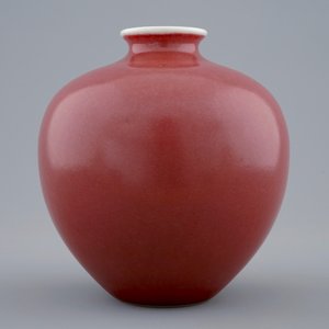 A Chinese monochrome liver-red globular vase, Daoguang seal mark, 19/20th C. — photo 4