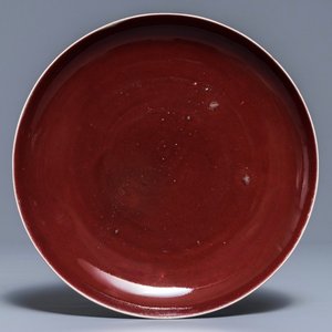 A Chinese monochrome liver-red plate, Qianlong mark and of the period — 照片 1