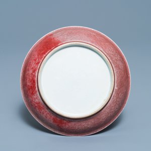 A Chinese monochrome liver red plate, Xuande mark, 19/20th C. — photo 2