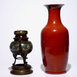 A Chinese monochrome oxblood vase and a bronze incense burner, 19th C. — photo 2
