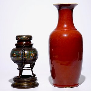 A Chinese monochrome oxblood vase and a bronze incense burner, 19th C. — photo 4