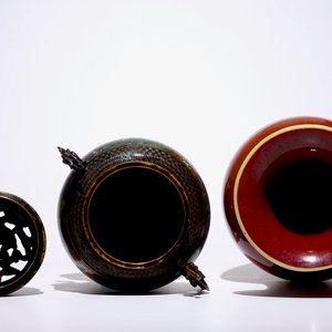 A Chinese monochrome oxblood vase and a bronze incense burner, 19th C. — photo 5
