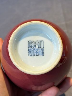 A Chinese monochrome peachbloom-glazed vase, Qianlong mark, 19/20th C. — foto 11