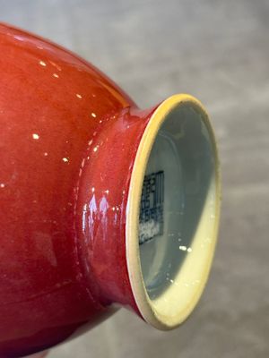A Chinese monochrome peachbloom-glazed vase, Qianlong mark, 19/20th C. — foto 12