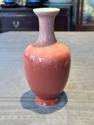 A Chinese monochrome peachbloom-glazed vase, Qianlong mark, 19/20th C. — foto 3