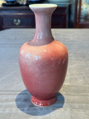 A Chinese monochrome peachbloom-glazed vase, Qianlong mark, 19/20th C. — foto 4