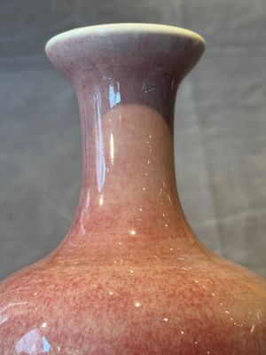 A Chinese monochrome peachbloom-glazed vase, Qianlong mark, 19/20th C. — foto 6
