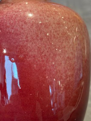 A Chinese monochrome peachbloom-glazed vase, Qianlong mark, 19/20th C. — foto 8