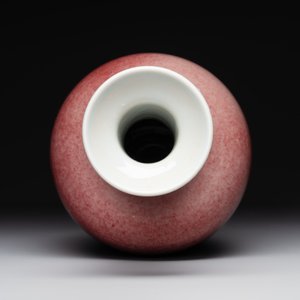 A Chinese monochrome peachbloom-glazed vase, Qianlong mark, 19/20th C. — foto 2