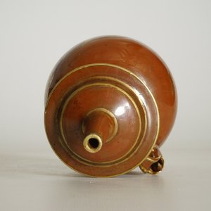 A Chinese monochrome persimmon-glazed kundika with applied gilt decoration, 18/19th C. — photo 11