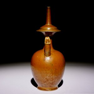 A Chinese monochrome persimmon-glazed kundika with applied gilt decoration, 18/19th C. — photo 4