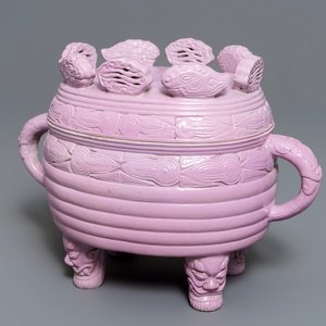 A Chinese monochrome pink-glazed censer and cover, 19/20th C. — photo 1