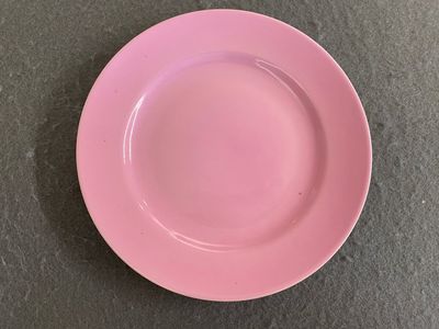 A Chinese monochrome pink-glazed plate, Jing Yuan Tang Zhi 静远堂製 mark, 19th C. — photo 1