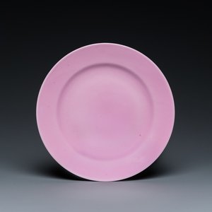 A Chinese monochrome pink-glazed plate, Jing Yuan Tang Zhi 静远堂製 mark, 19th C. — photo 1