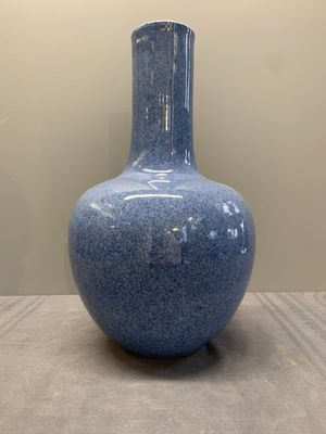 A Chinese monochrome powder blue bottle vase, 19/20 th C. — photo 1