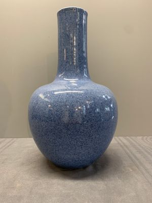 A Chinese monochrome powder blue bottle vase, 19/20 th C. — photo 2