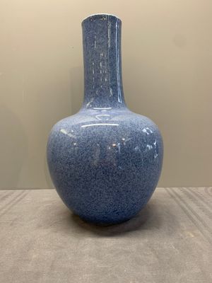 A Chinese monochrome powder blue bottle vase, 19/20 th C. — photo 3