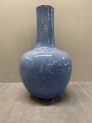 A Chinese monochrome powder blue bottle vase, 19/20 th C. — photo 4