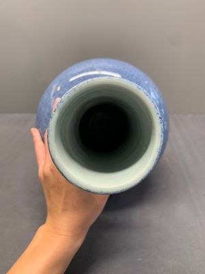 A Chinese monochrome powder blue bottle vase, 19/20 th C. — photo 5