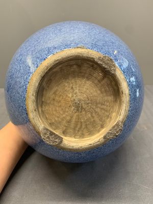 A Chinese monochrome powder blue bottle vase, 19/20 th C. — photo 6