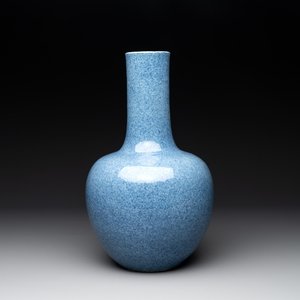 A Chinese monochrome powder blue bottle vase, 19/20 th C. — photo 1