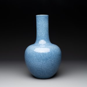 A Chinese monochrome powder blue bottle vase, 19/20 th C. — photo 2