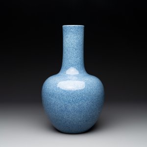 A Chinese monochrome powder blue bottle vase, 19/20 th C. — photo 3