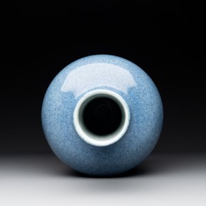 A Chinese monochrome powder blue bottle vase, 19/20 th C. — photo 4